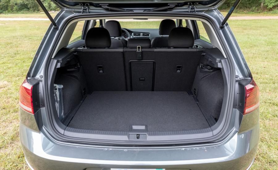 Багажник Volkswagen Golf TSI 5-Door (Typ 5G) 2017 года  (NA) (фото 30 из 47)